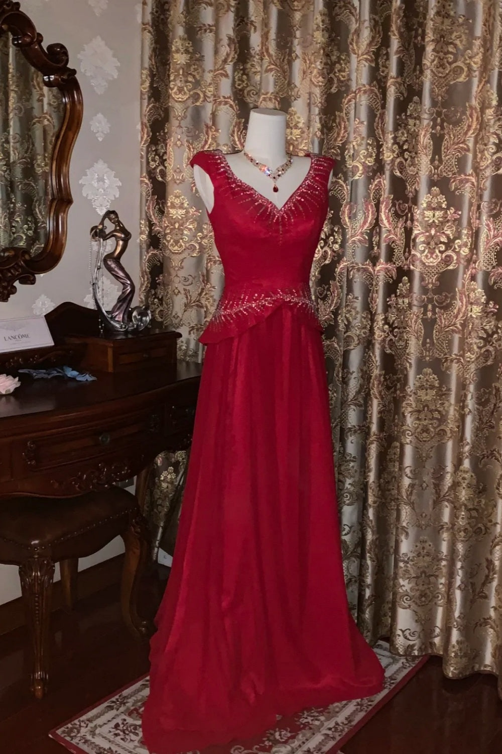 Robe de mariée rouge bordeaux luxueuse et élégante, ornée de perles, sans manches, col en V et traîne - Robe de mère de la mariée et robe de soirée NV6372