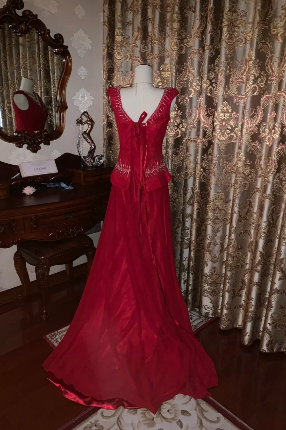 Robe de mariée rouge bordeaux luxueuse et élégante, ornée de perles, sans manches, col en V et traîne - Robe de mère de la mariée et robe de soirée NV6372