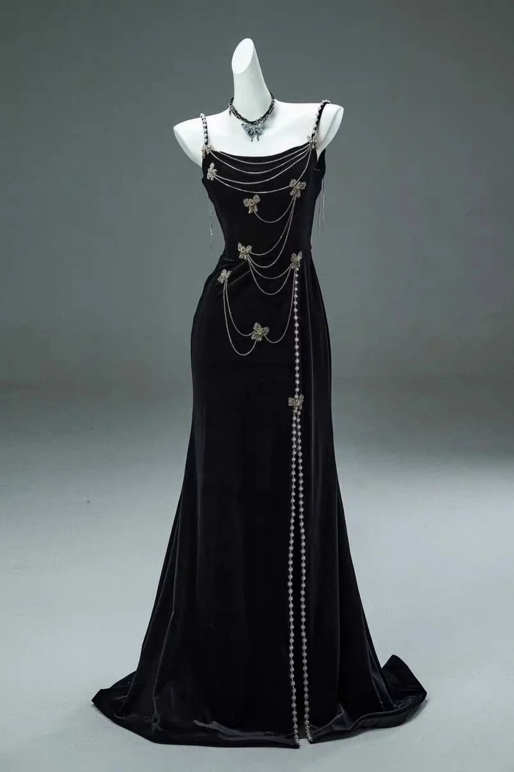 Robe de soirée longue et élégante ornée d'un délicat papillon noir NV6619