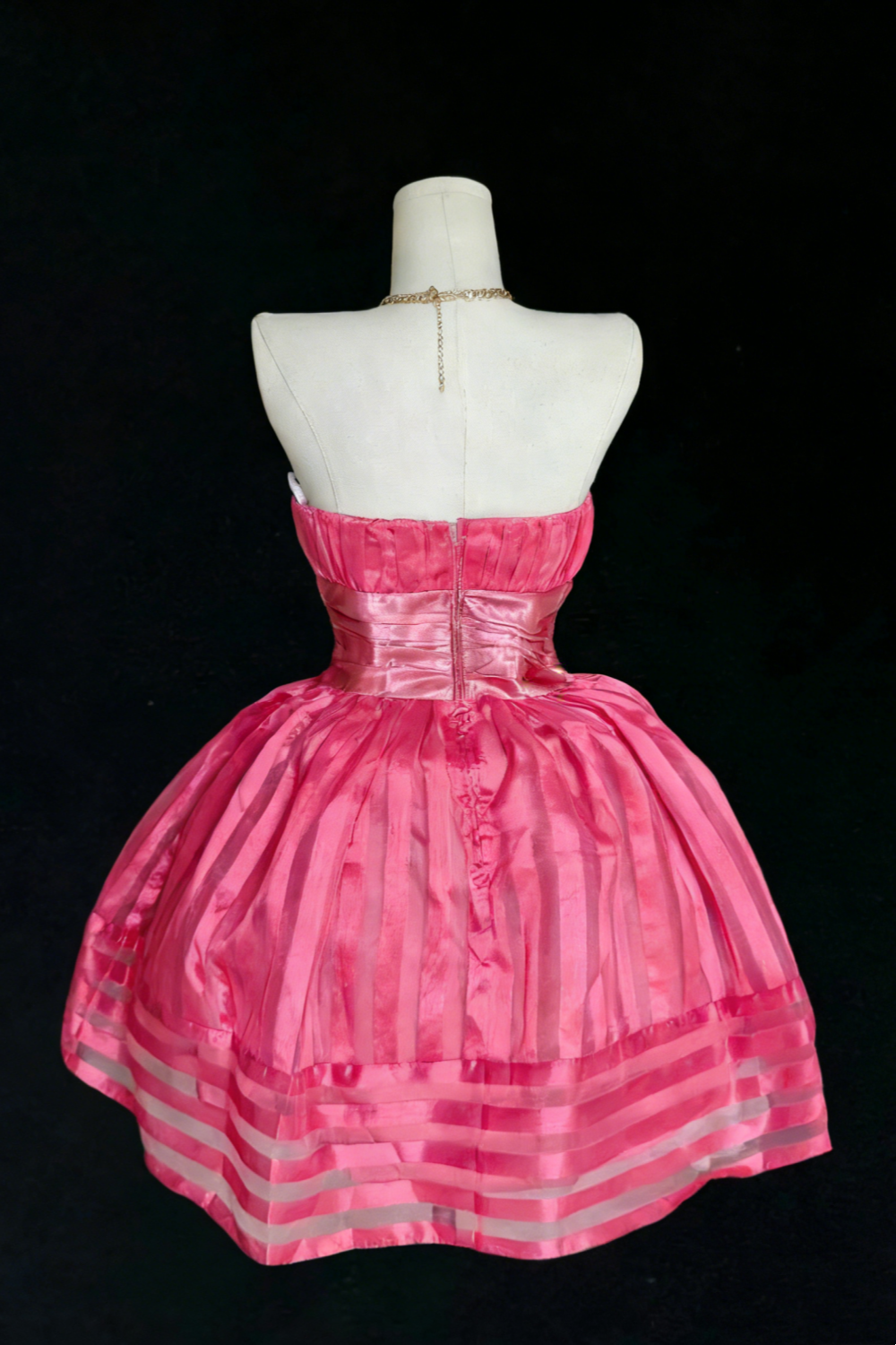 Faites sensation ! Robe bustier rose fuchsia en satin : ourlet évasé rayé, projecteur intégré NV6837