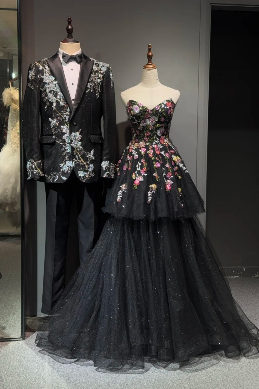 Robe de bal longue en mousseline noire à motif floral exquis NV6622