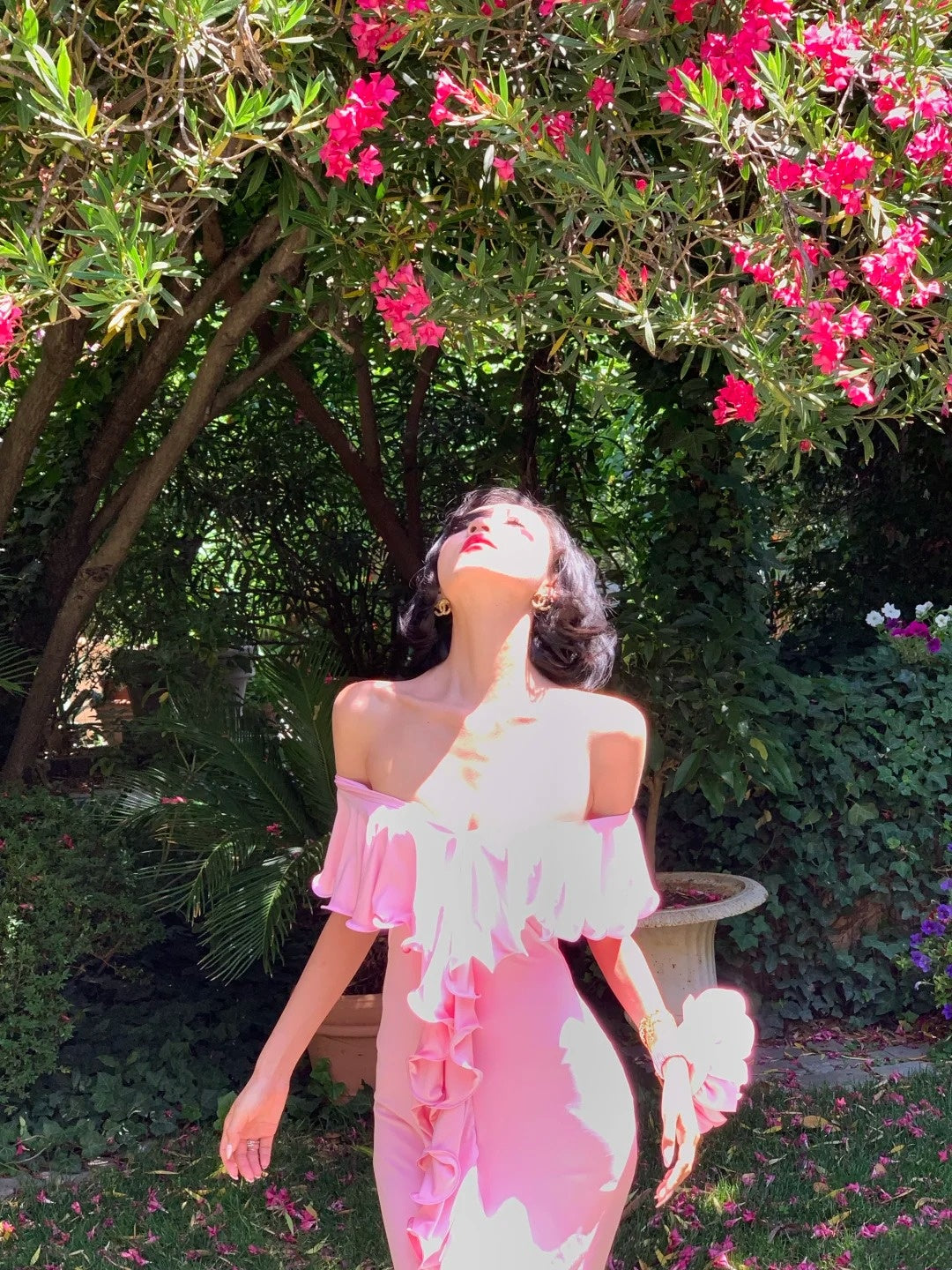 Robe sirène rose dégradée à volants : décolleté en V épaules dénudées, coupe ajustée, style romantique français NV6401