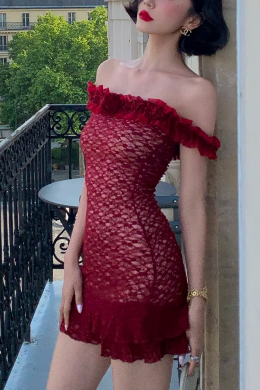 Robe courte bordeaux en dentelle à épaules dénudées : ourlet volanté, coupe moulante, style rétro français sexy NV6404