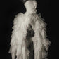 Robe de soirée féérique de luxe en organza blanc avec rose 3D | Sans bretelles, asymétrique, traîne, style haute couture, idéale pour les photos de mariage (NV6324)