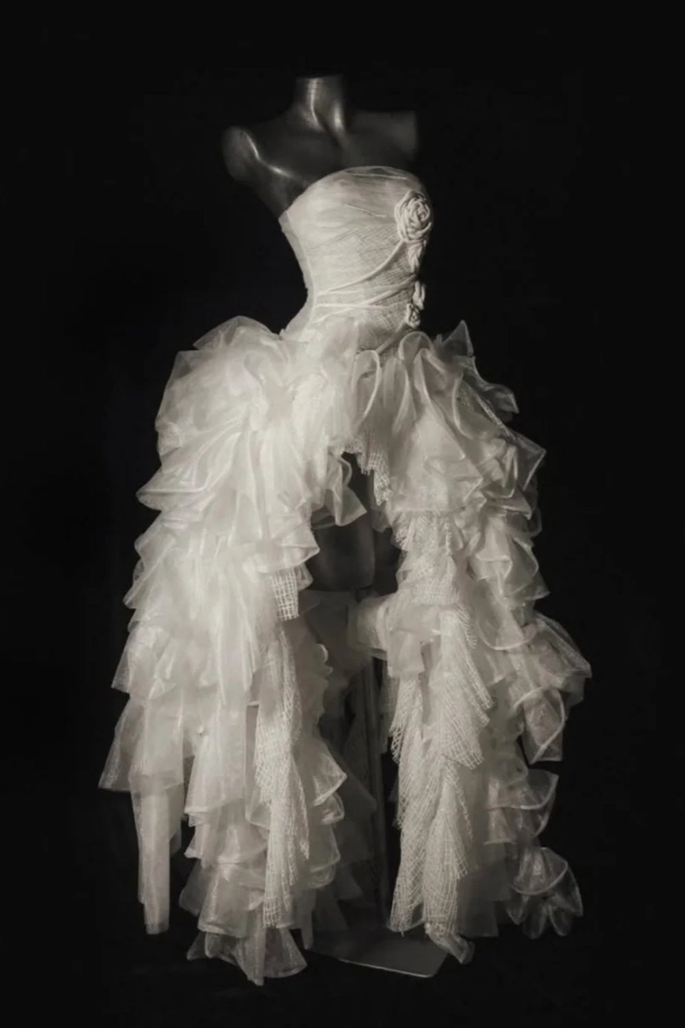 Robe de soirée féérique de luxe en organza blanc avec rose 3D | Sans bretelles, asymétrique, traîne, style haute couture, idéale pour les photos de mariage (NV6324)