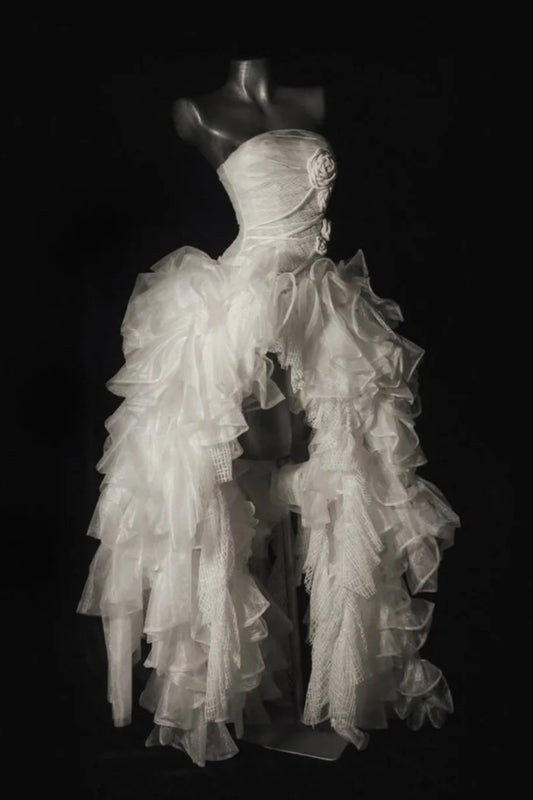 Robe de soirée féérique de luxe en organza blanc avec rose 3D | Sans bretelles, asymétrique, traîne, style haute couture, idéale pour les photos de mariage (NV6324)