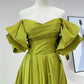 Robe de bal rétro style Hepburn, vert olive satiné, épaules dénudées, manches bouffantes et traîne - Robe élégante pour dîner et mariage NV6360