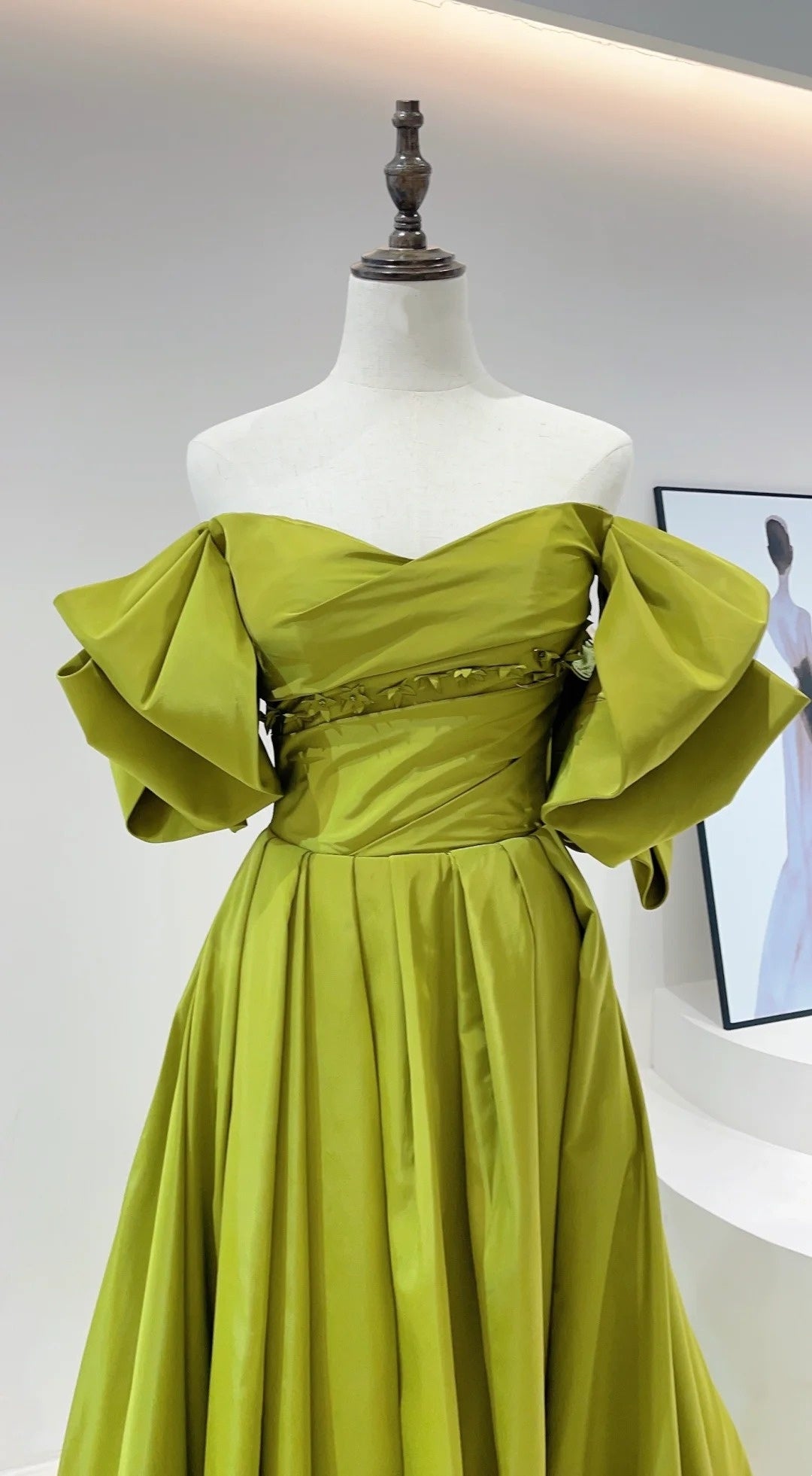 Robe de bal rétro style Hepburn, vert olive satiné, épaules dénudées, manches bouffantes et traîne - Robe élégante pour dîner et mariage NV6360