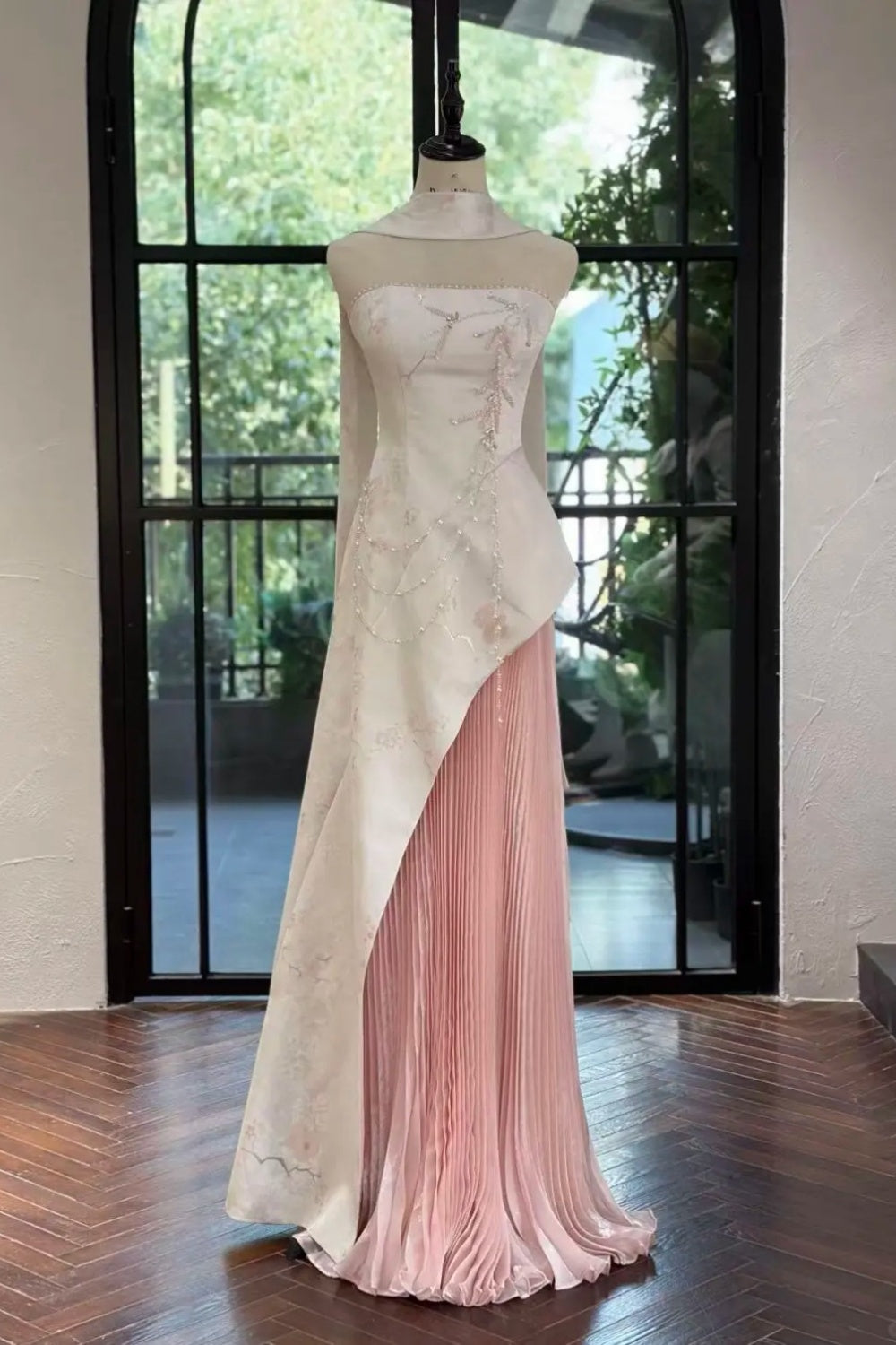 Robe de mariée chinoise moderne rose et blanche contrastée, sans bretelles, avec traîne plissée et châle - Robe élégante pour fiançailles et mariage chinois NV6361