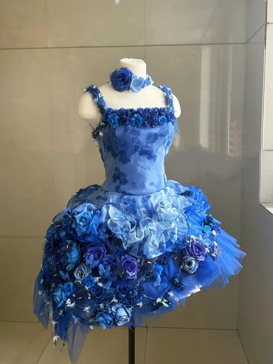 Robe de bal courte à fleurs 3D dégradées bleu profond, motif floral NV6567