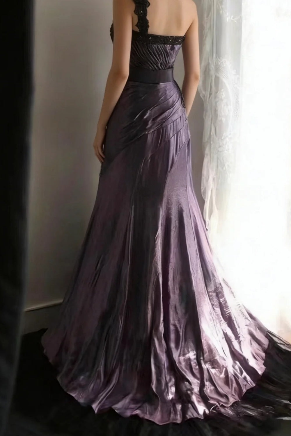 Robe de soirée élégante Purple Mist Mystery - Robe asymétrique en dentelle noire froncée, traîne sirène NV6857