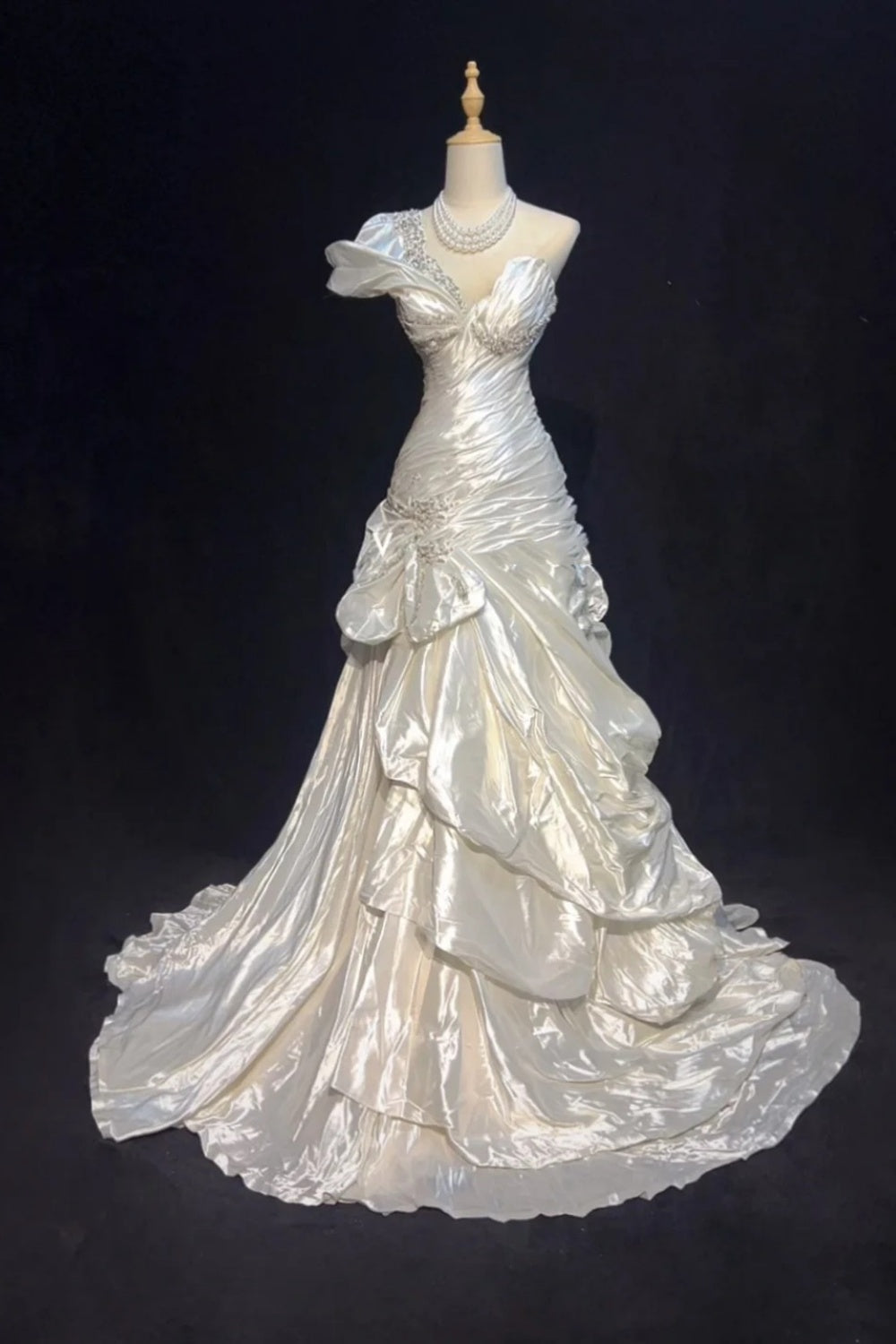 Robe de soirée longue et somptueuse ornée de perles, modèle NV6577