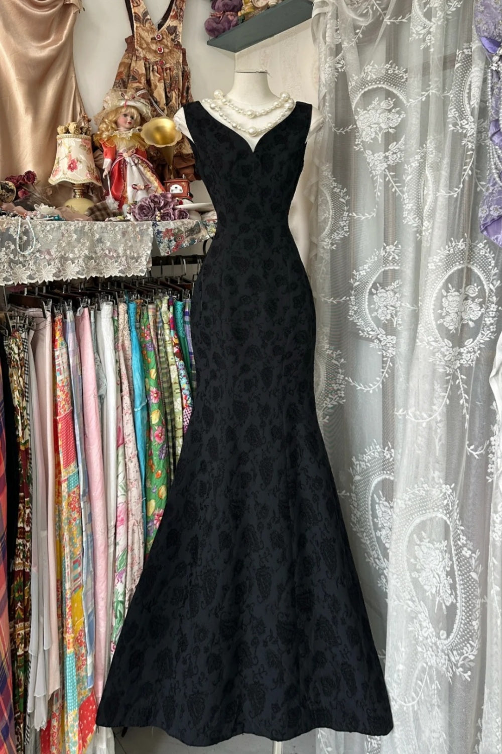 Robe sirène noire à motifs : col en V, sans manches, brocart rétro, style élégant pour banquet NV6399