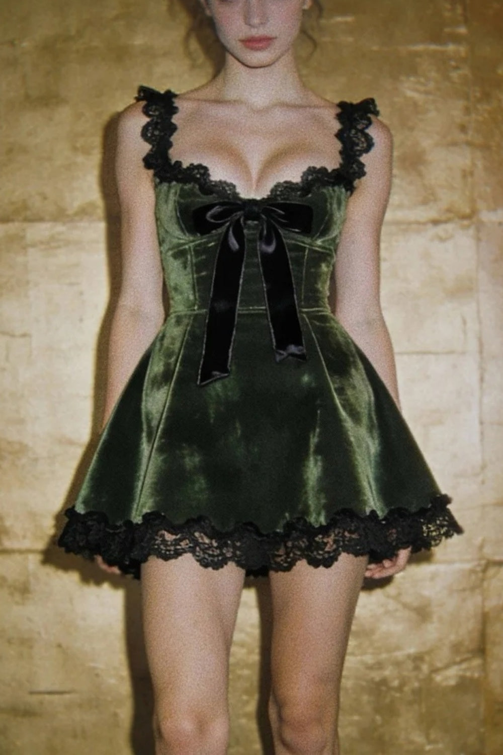 Robe courte vert foncé en dentelle exquise, idéale pour la rentrée scolaire, un anniversaire ou une soirée (NV6723)