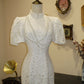 Robe Qipao blanche en dentelle à col mandarin et détails en perles NV6546