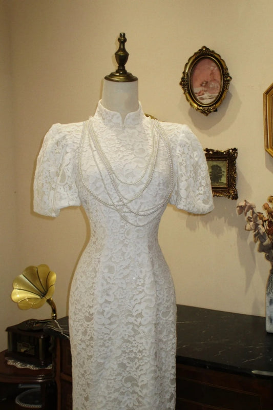 Robe Qipao blanche en dentelle à col mandarin et détails en perles NV6546