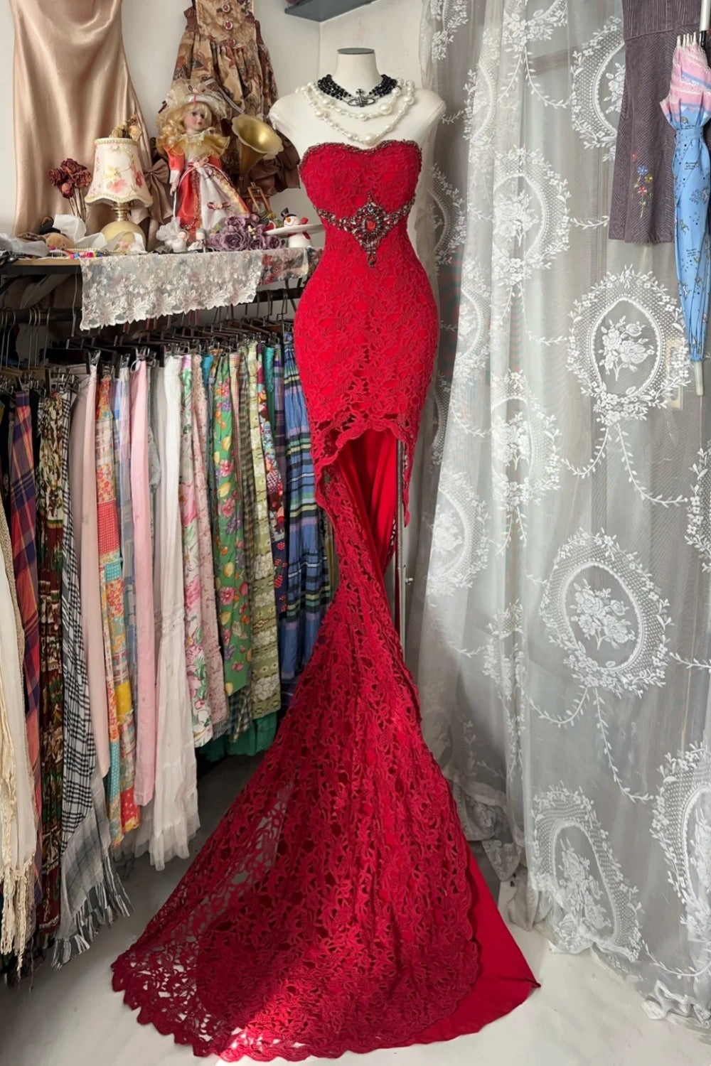Magnifique robe de soirée/robe de cocktail longue en dentelle rouge vintage NV6859