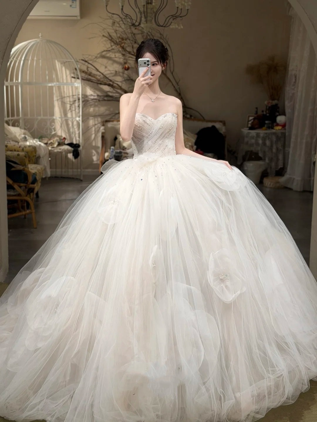 Robe de mariée bustier sans manches style princesse de rêve | Robe longue maxi en tulle blanc avec traîne et fleurs 3D pour mariage, fiançailles et dîner de gala NV6275