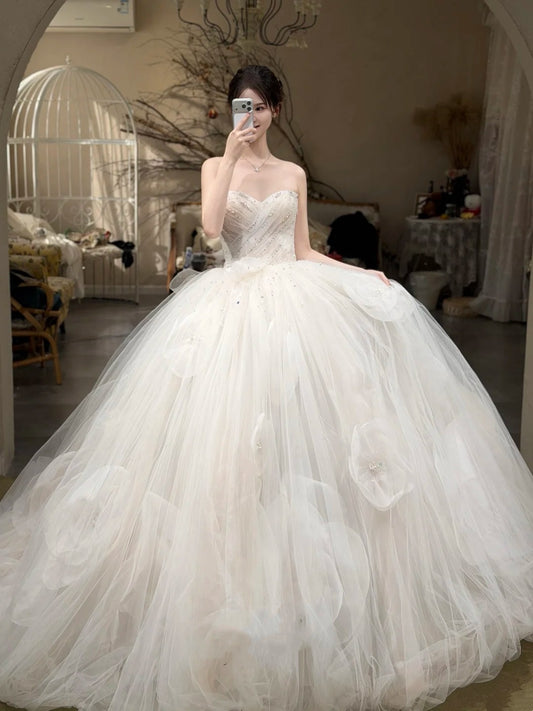 Robe de mariée bustier sans manches style princesse de rêve | Robe longue maxi en tulle blanc avec traîne et fleurs 3D pour mariage, fiançailles et dîner de gala NV6275