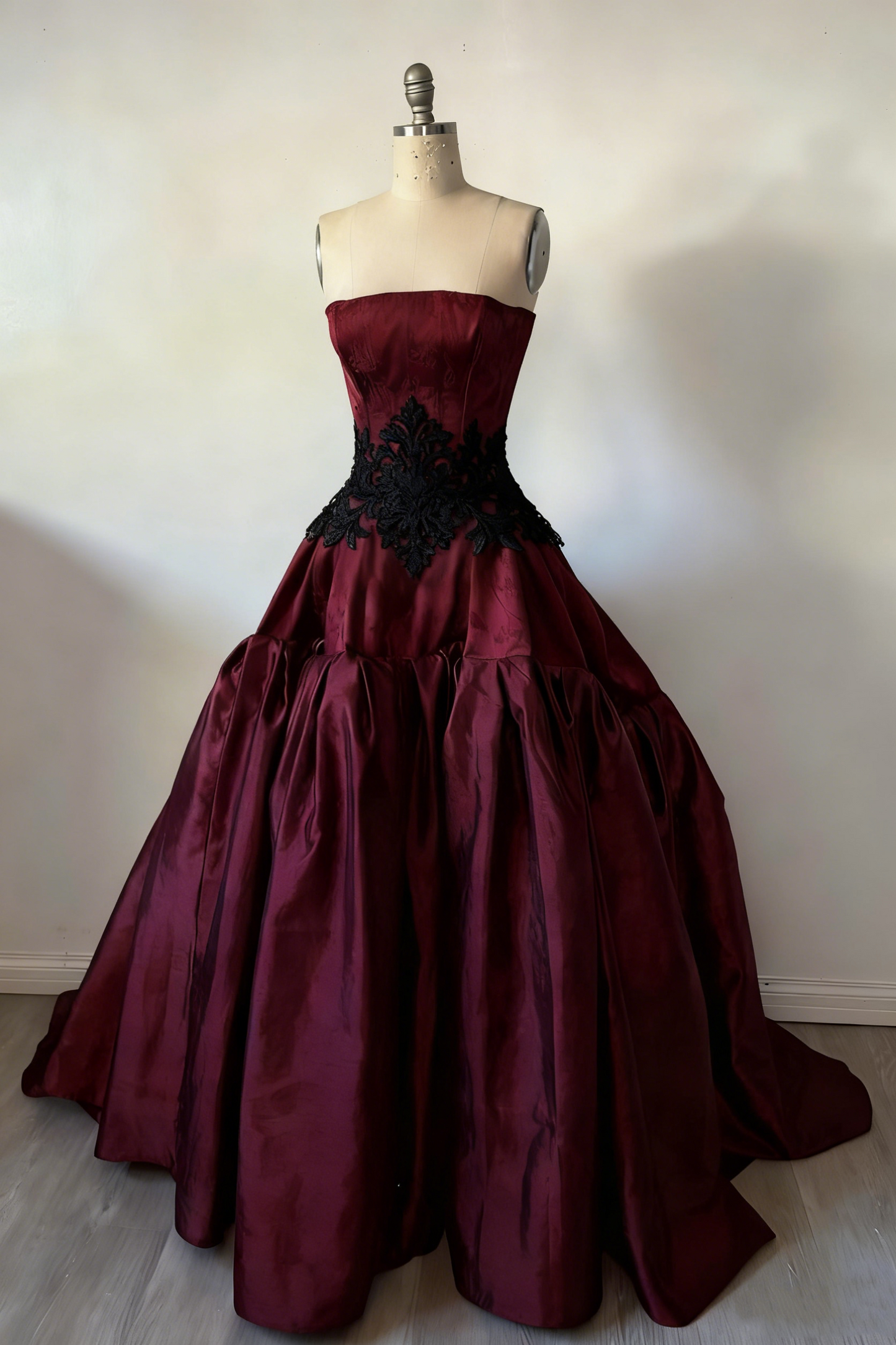 Robe de cour vintage longue sans manches, en satin bordeaux et dentelle noire à empiècements, NiceVestidos NV6199