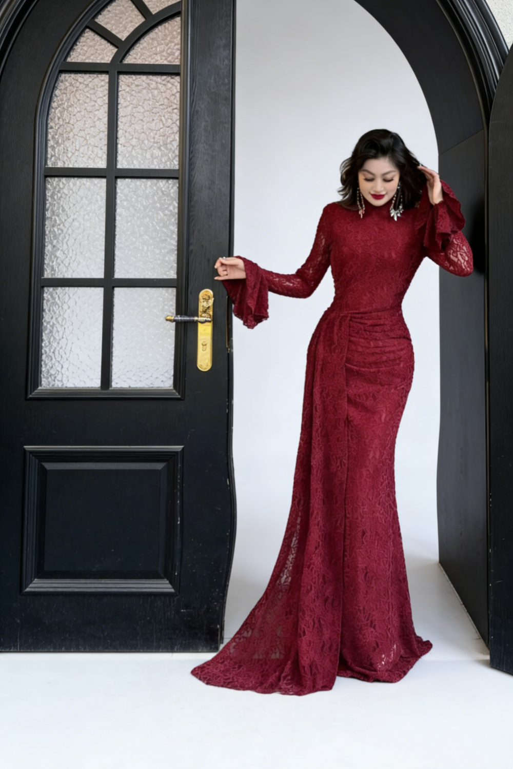 Robe de soirée vintage en dentelle bordeaux à traîne ajustée et col montant et manches évasées NV6794