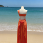 Robe longue asymétrique orange vif mat à nœud torsadé et dos nu - Robe longue drapée de luxe avec ceinture NV6783