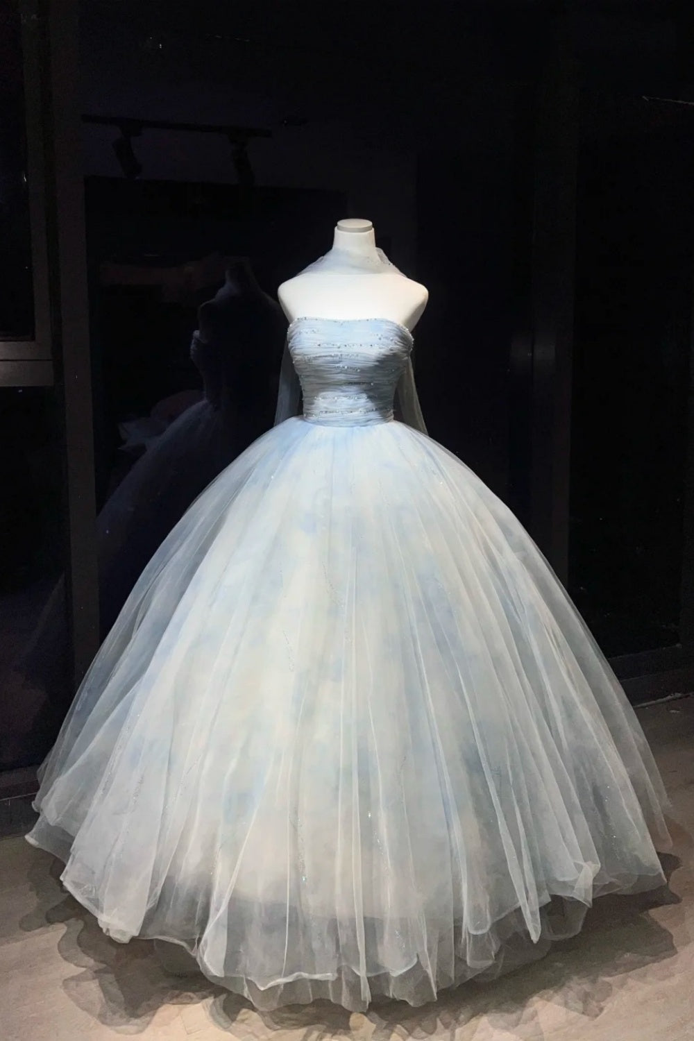 Robe de bal bustier bleu ciel ombré ornée de perles et châle en tulle, style féerique NV6868