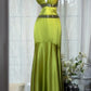 Robe sirène vintage vert olive à sequins, taille haute et dos nu croisé, en satin, modèle NV6865