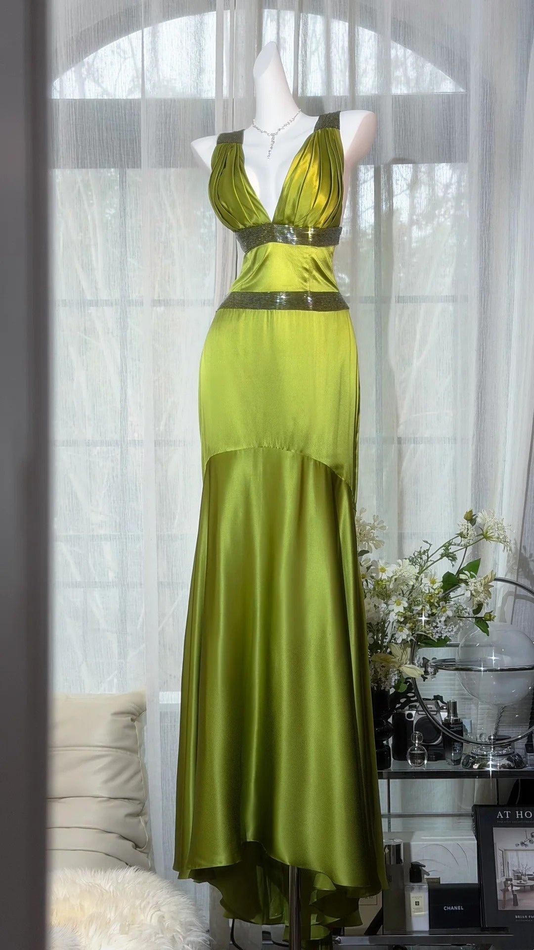 Robe sirène vintage vert olive à sequins, taille haute et dos nu croisé, en satin, modèle NV6865