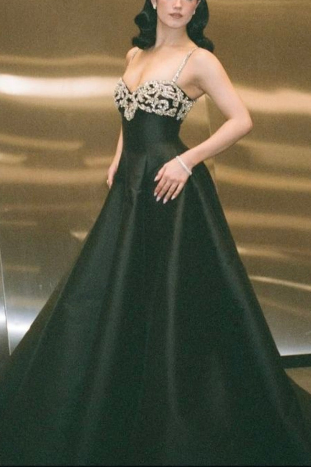 Robe de bal de luxe style palais, bretelles spaghetti et perles | Robe longue en satin noir avec traîne, idéale pour un gala, une remise de prix ou un événement social haut de gamme (NV6270)