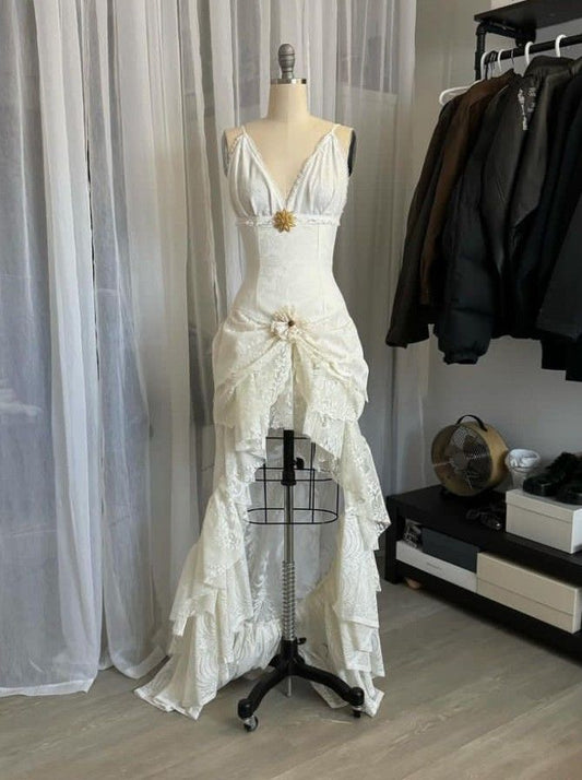 Robe asymétrique en dentelle à fines bretelles et col en V, en brocart crème NV6250