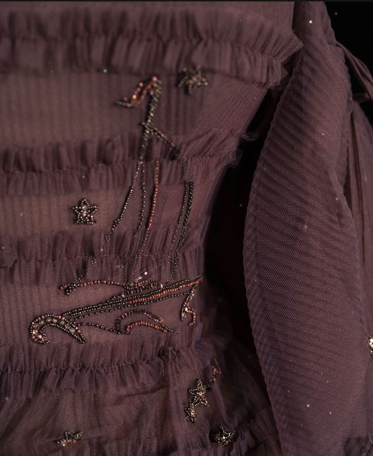 Robe bustier en tulle marron foncé, ornée de perles et d'une traîne à volants, style ciel étoilé NV6229