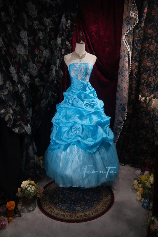 Robe de bal longue en tulle bleu délicatement perlée NV6661