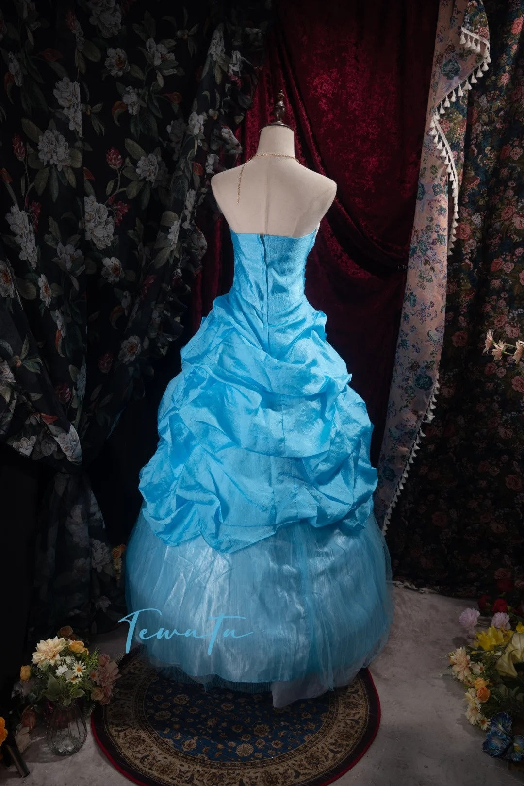 Robe de bal longue en tulle bleu délicatement perlée NV6661