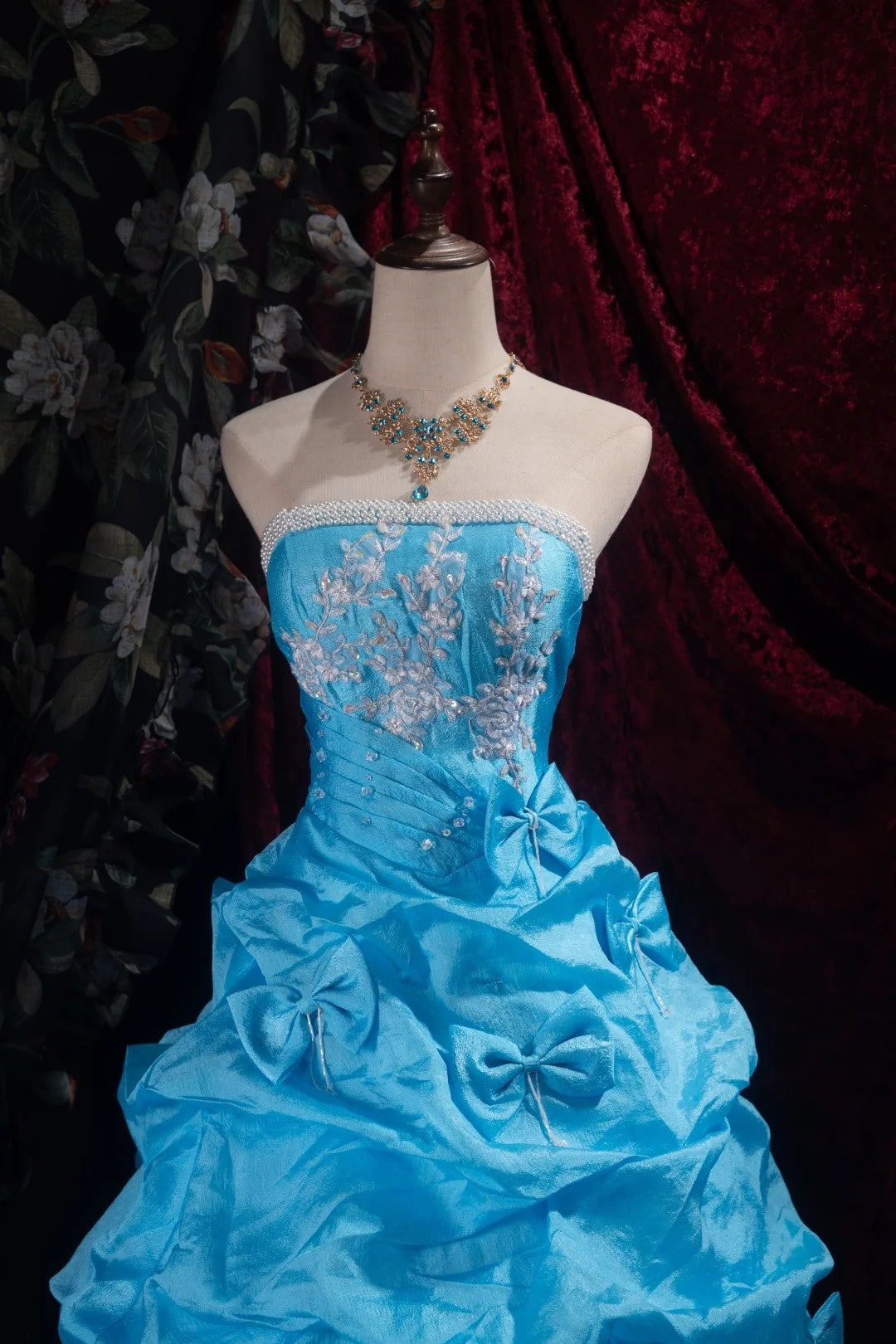 Robe de bal longue en tulle bleu délicatement perlée NV6661