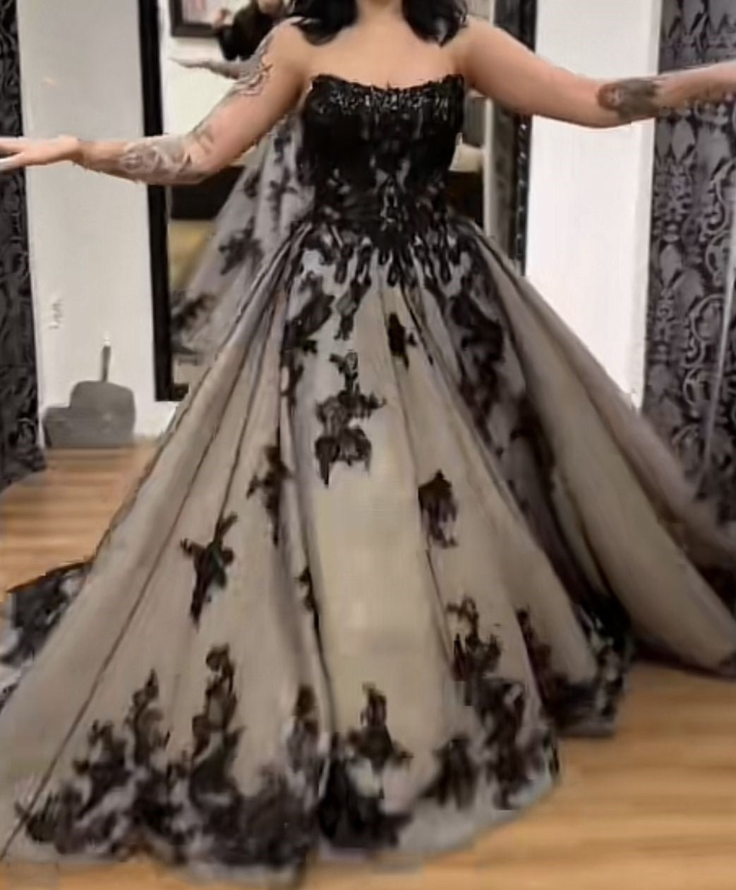 Robe de soirée spectaculaire en dentelle foncée gris-noir dégradé | Traîne en tulle pailleté, sans bretelles/à fines bretelles | NV6323