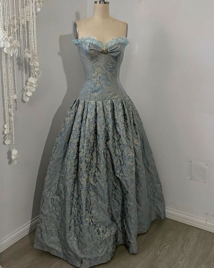 Robe de bal bustier ajustée en brocart gris-bleu NV6241