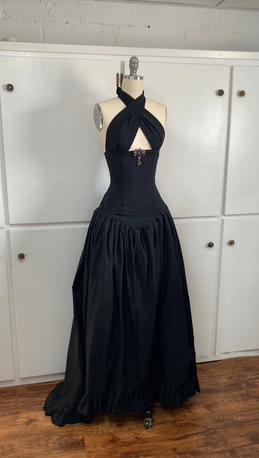 Robe de bal moulante noire à col halter et découpes NV6248