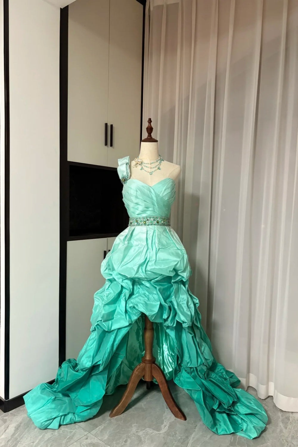 Robe de soirée sirène vert menthe ombré à une épaule, traîne à volants et ceinture en strass NV6866