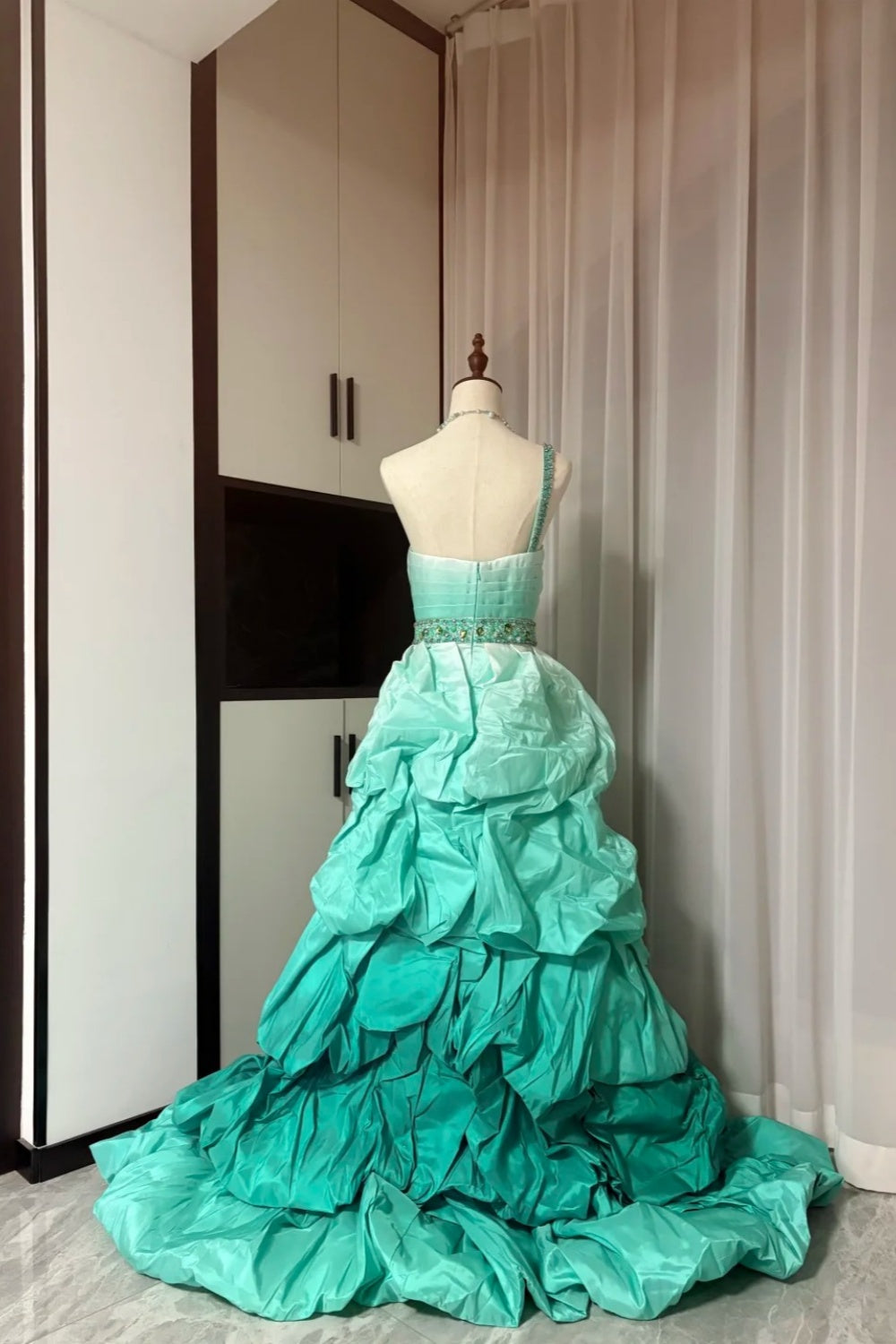 Robe de soirée sirène vert menthe ombré à une épaule, traîne à volants et ceinture en strass NV6866