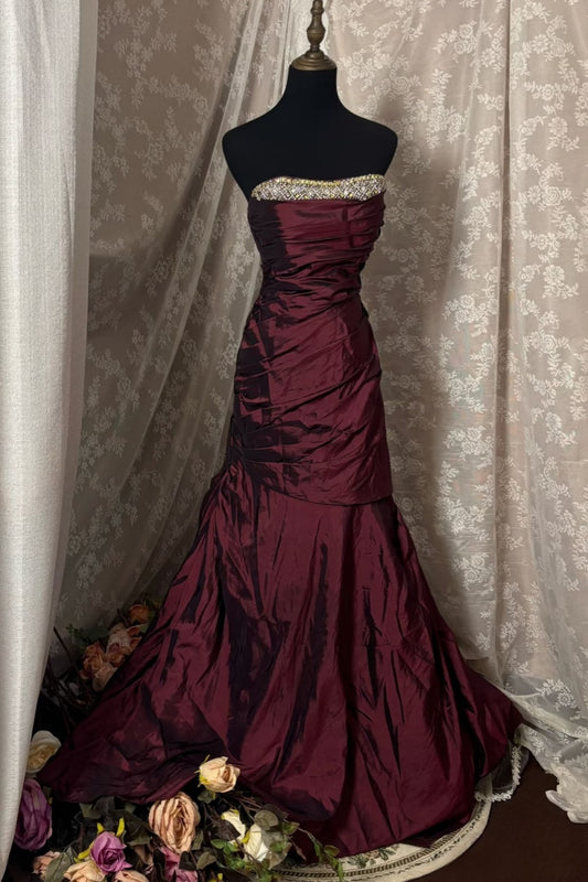 Robe sirène en satin bordeaux avec traîne | Robe de soirée élégante vintage sans bretelles et ornée de perles NV6317