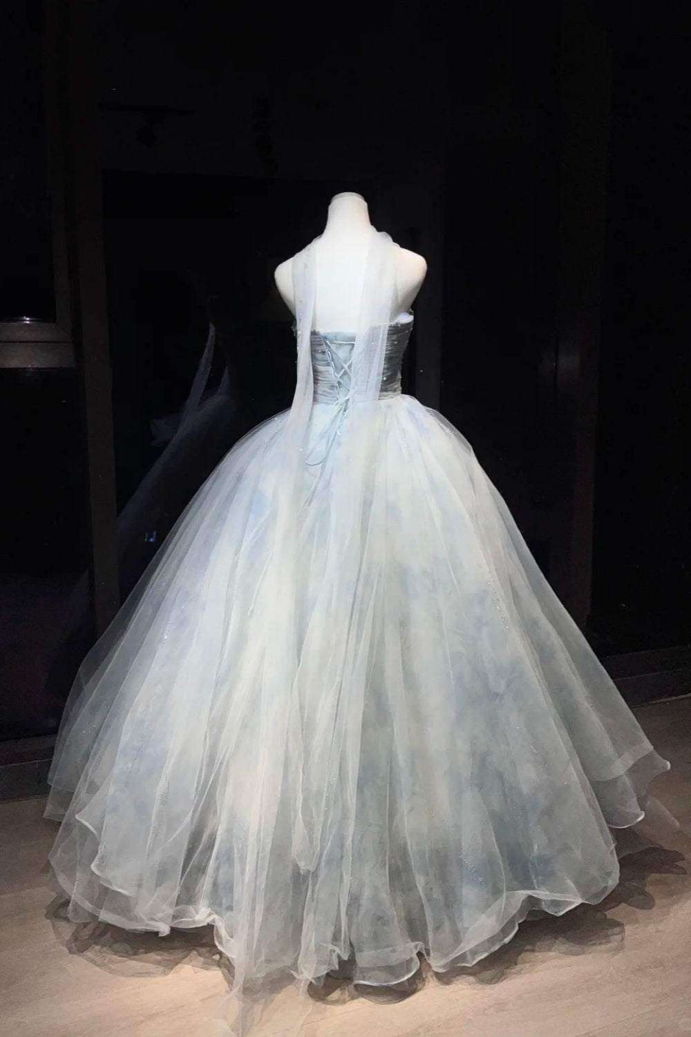Robe de bal bustier bleu ciel ombré ornée de perles et châle en tulle, style féerique NV6868