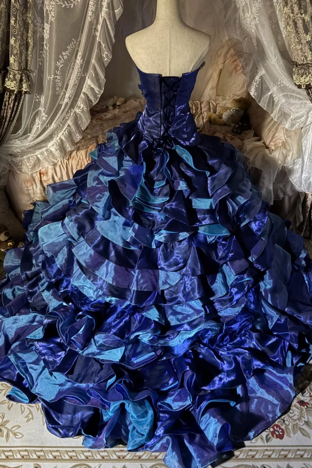 Une magnifique robe de bal longue en tulle bleu scintillant NV6660