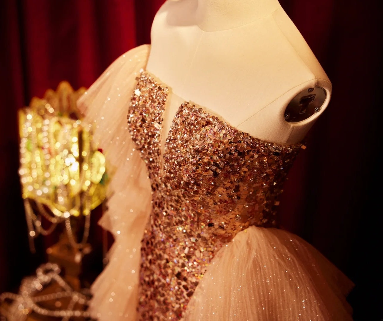 Robe longue de soirée dorée luxueuse, somptueuse et exquise NV6538