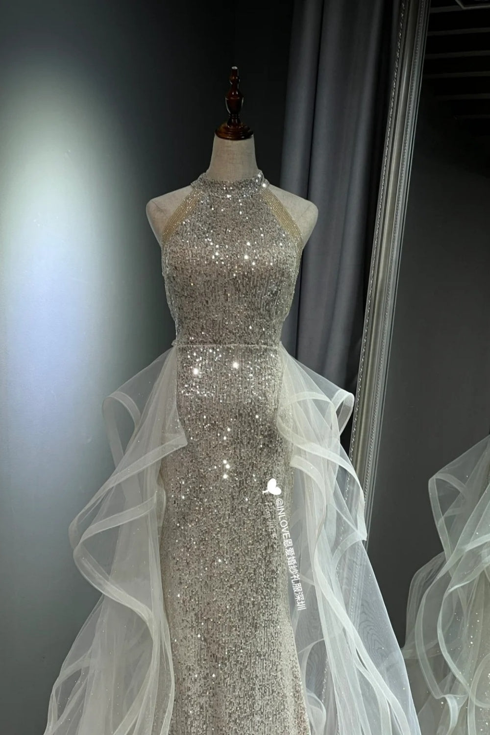 Robe de bal longue en tulle brillant NV6628