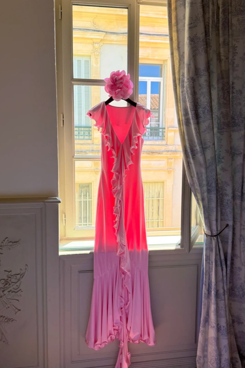 Robe sirène rose dégradée à volants : décolleté en V épaules dénudées, coupe ajustée, style romantique français NV6401