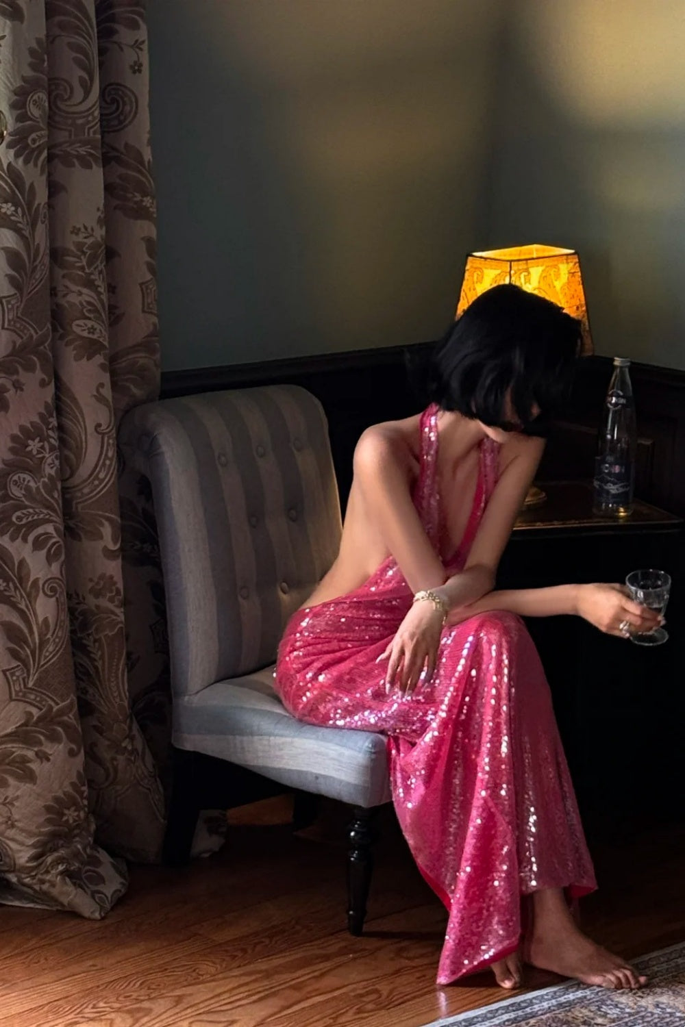 Robe longue dos nu à sequins : rose fuchsia, décolleté plongeant en V, robe de soirée captivante NV6400