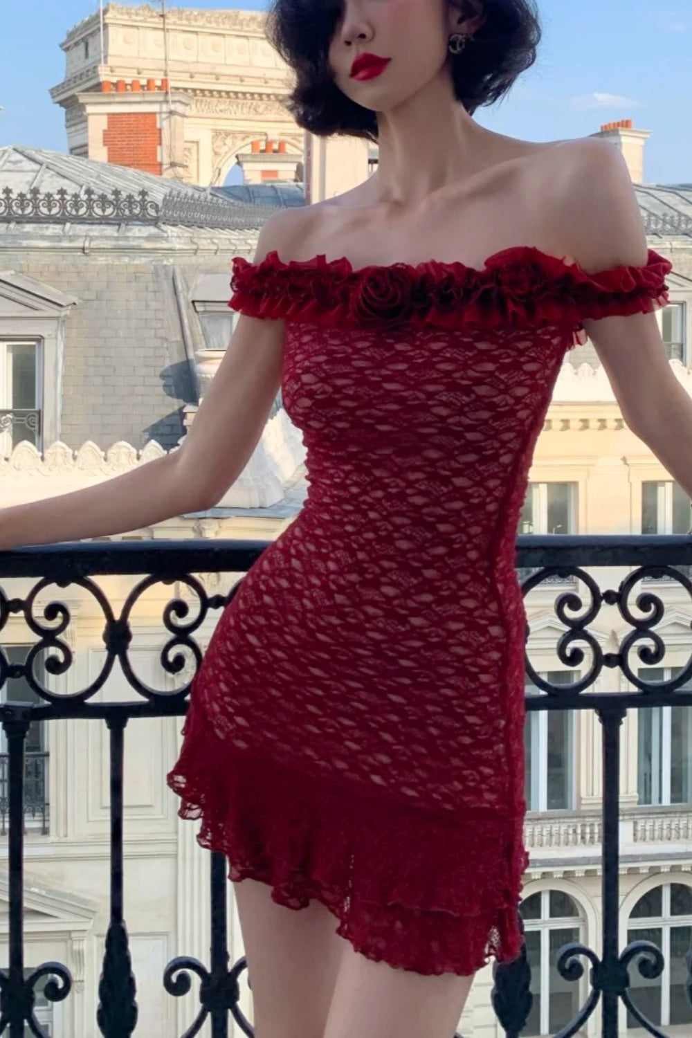 Robe courte bordeaux en dentelle à épaules dénudées : ourlet volanté, coupe moulante, style rétro français sexy NV6404