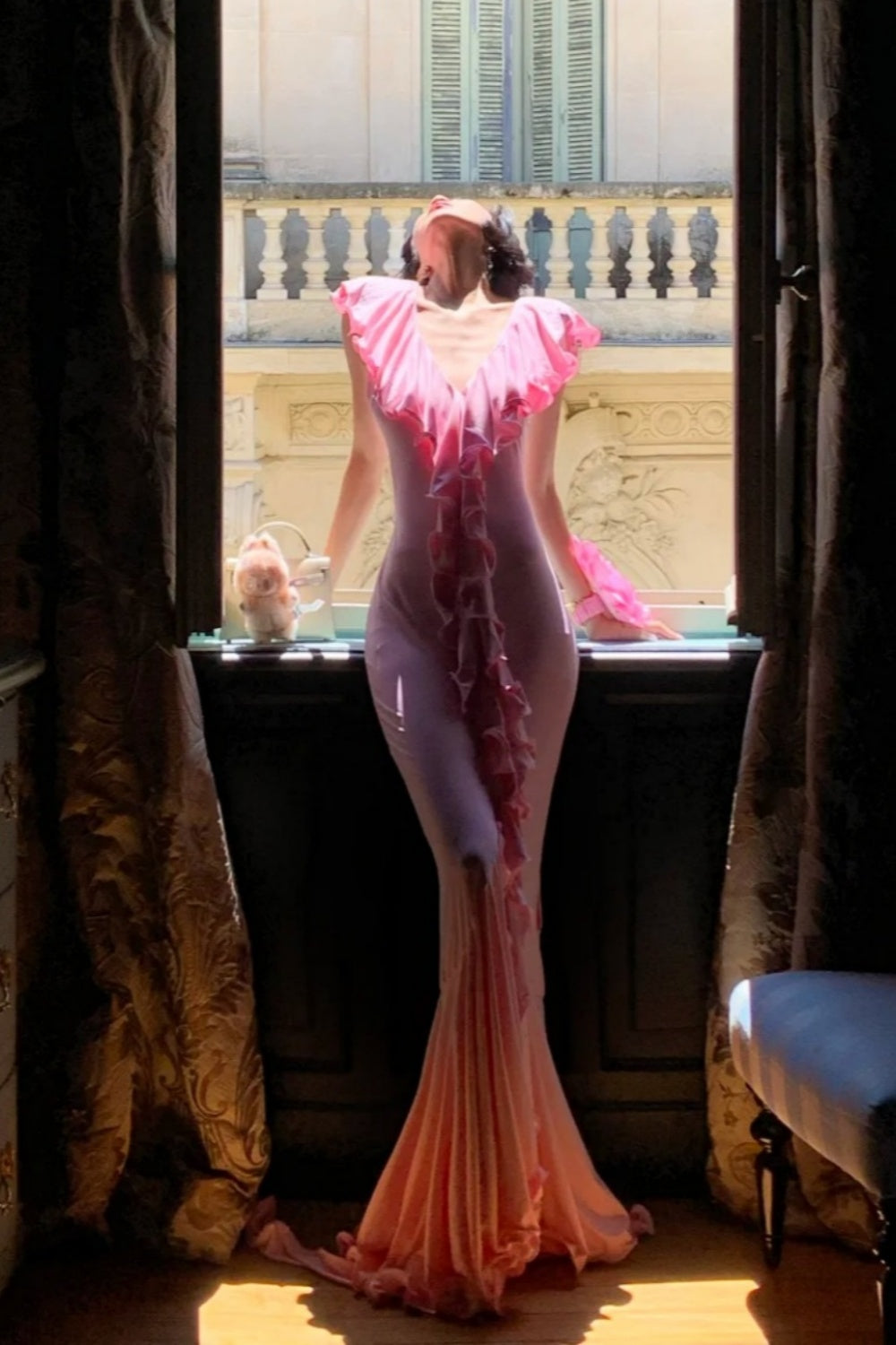 Robe sirène rose dégradée à volants : décolleté en V épaules dénudées, coupe ajustée, style romantique français NV6401