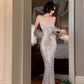 Robe sirène dos nu à sequins gris argenté : décolleté en V plongeant, traîne ajustée, robe de soirée idéale pour un banquet NV6410